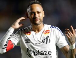 Neymar Extends Contract with Santos FC Until December